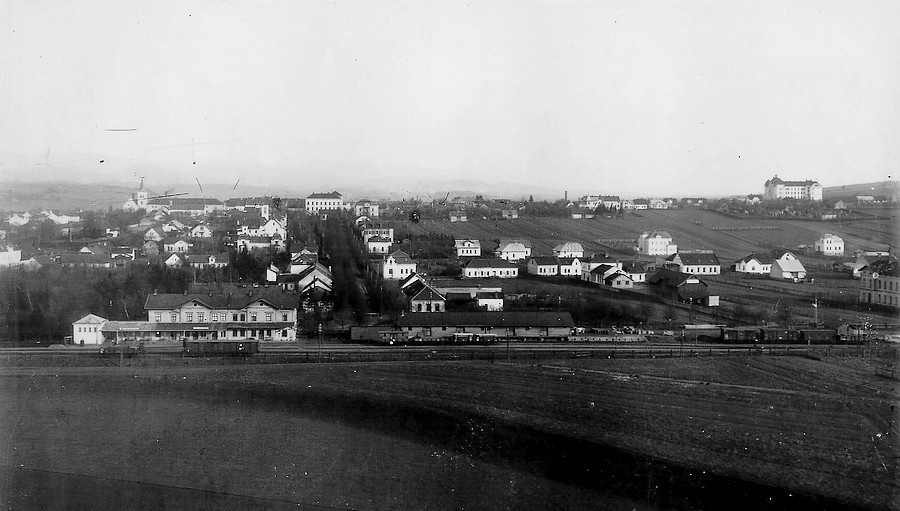 ,,staré vlak.nádr.Val.Mez.,,zleva kostel...gymnázium,před ním Botanika