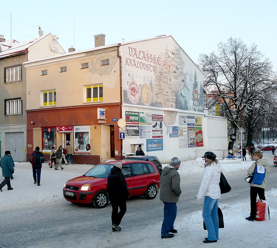 jen ty čtyři okénka / nahoře domu / "přežily"...mrknem do ulice vlevo