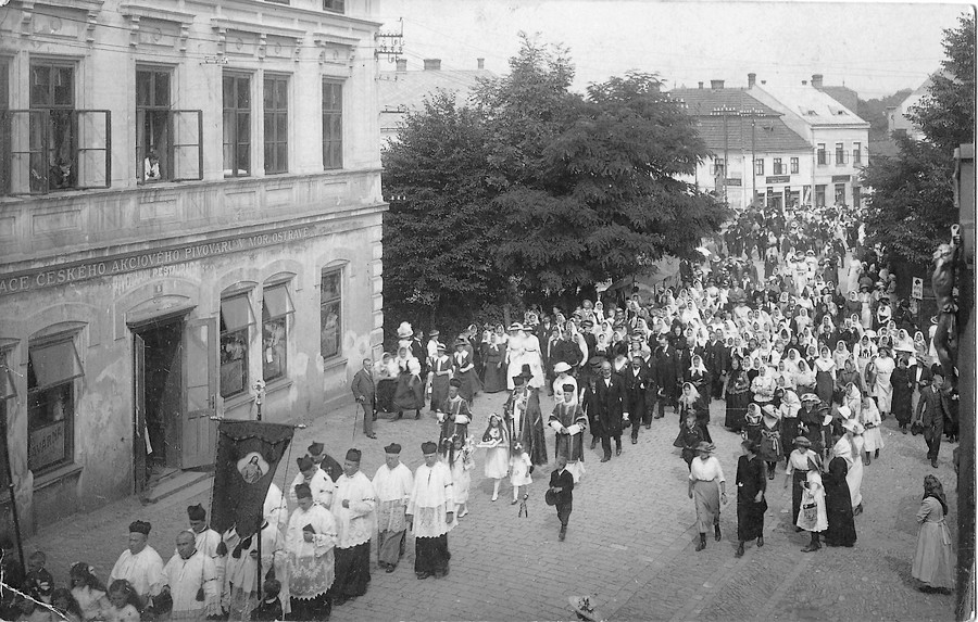 před mostem.....na místě stromu dnes stojí lékárna,všimněte si kříže vpravo