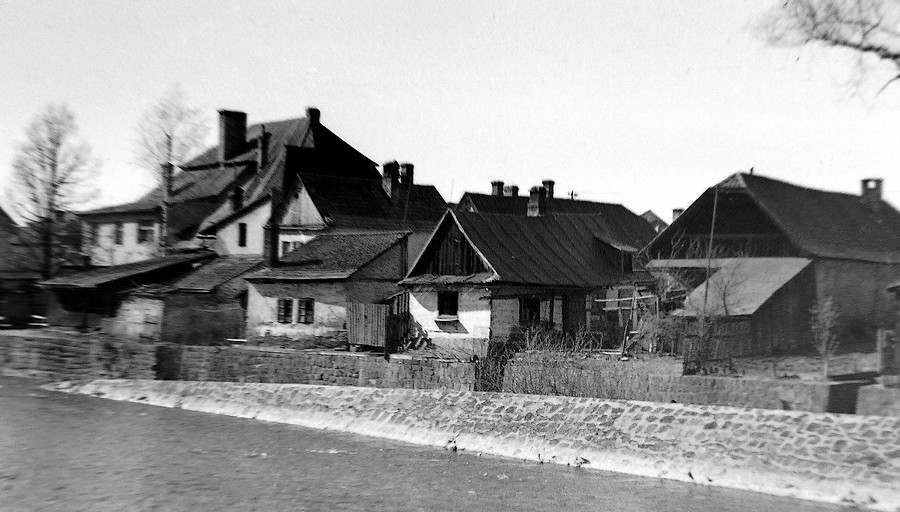 za tou kamennou hrází tekla struha...kolem Tesly přes ul.Šištot k rybníku Mynářka