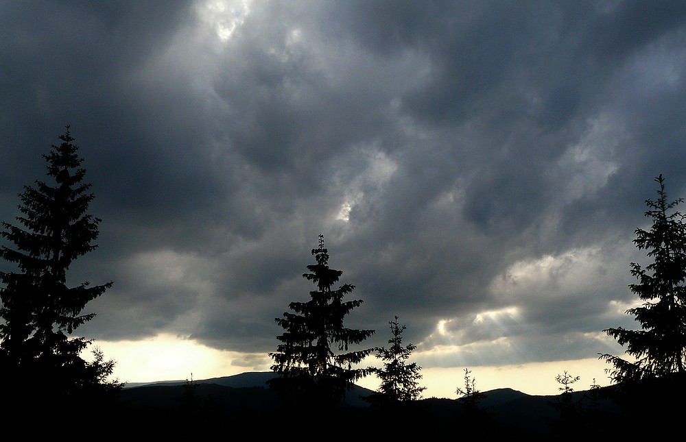 tak za tím smrkem /uprostřed/ je Smrk druhá nej.hora Beskyd 1276m n.m.
