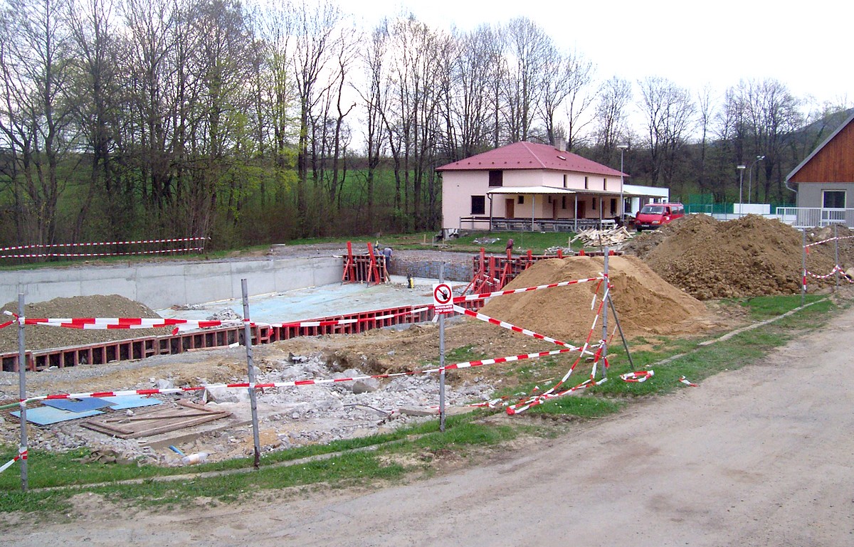 a místo pásky ,bude dřevěný plot s podezdívkou